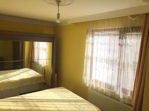 1 dormitorio con 2 camas y ventana en location İstanbul, en Estambul