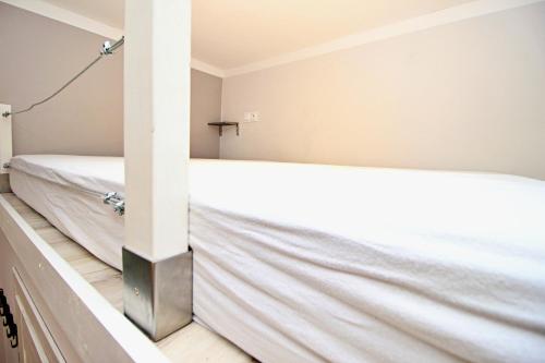 sypialnia z 2 łóżkami z białą pościelą w obiekcie Apartamenty Jozefa Kazimierz w Krakowie