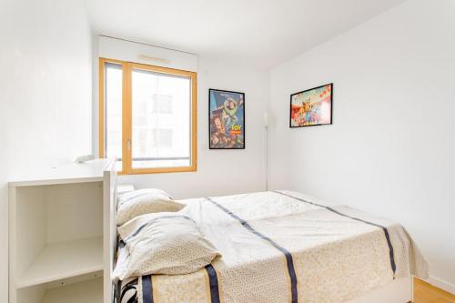 een witte slaapkamer met een bed en een raam bij Magnifique appartement 160m2 à 15mn de Paris in Vitry-sur-Seine