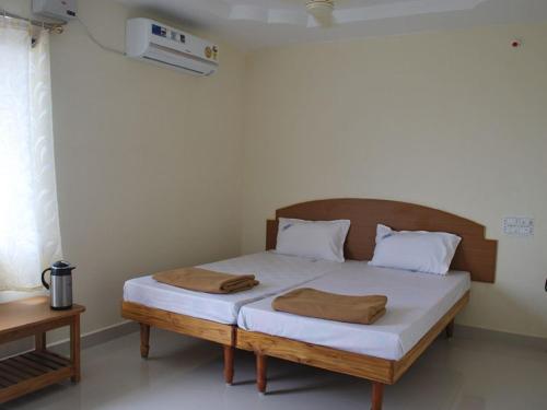 Bhanu Residency tesisinde bir odada yatak veya yataklar