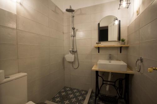 bagno con lavandino e specchio di Hotel Kartli a Tbilisi City