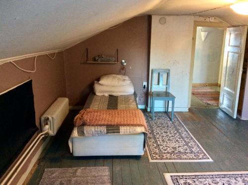 um quarto com duas camas num quarto em Vita villan em Haparanda