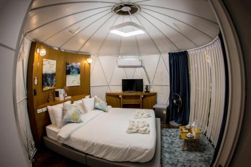 Postel nebo postele na pokoji v ubytování PaPa Q suite Resort