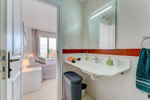een badkamer met een wastafel en een spiegel bij Casa Beautiful Sunset in Adeje
