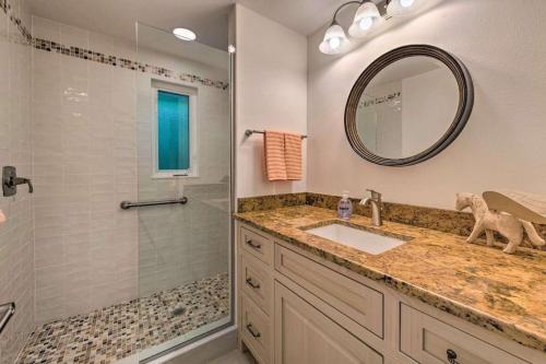 een badkamer met een wastafel, een douche en een spiegel bij 4BR Private Beach Access Upscale Cottage with Grill and Paddle Boards in Englewood