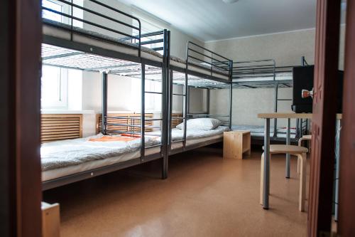 Двухъярусная кровать или двухъярусные кровати в номере Hostel Orenburg