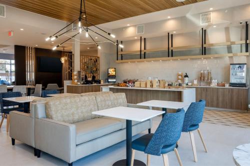 ein Restaurant mit Tischen und Stühlen und einer Theke in der Unterkunft Fairfield by Marriott Inn & Suites Canton Riverstone Parkway in Canton