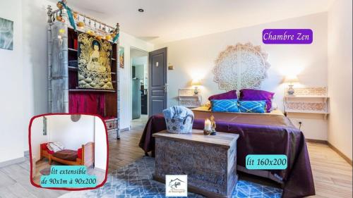 Zimmer mit einem Bett, einem Tisch und einem Spiegel in der Unterkunft Les Salamandres de Beauregard in Cuq-Toulza