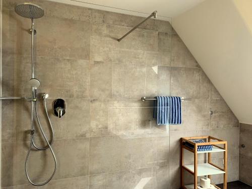 y baño con ducha con cabezal de ducha. en Ferienhaus Sunset en Gräfensteinberg