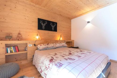 una camera con un letto in una cabina di legno di Casa Mari a Falcade