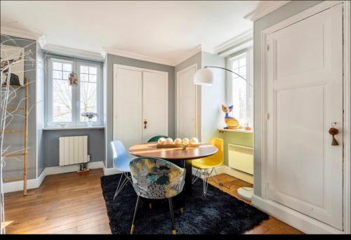 - une salle à manger avec une table et des chaises dans l'établissement Villa Bonnabel, à Nancy
