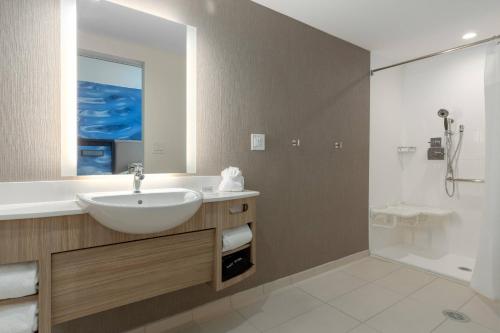 Ένα μπάνιο στο SpringHill Suites by Marriott Bradenton Downtown/Riverfront