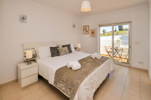 Ένα ή περισσότερα κρεβάτια σε δωμάτιο στο Albufeira Townhouses by OCvillas