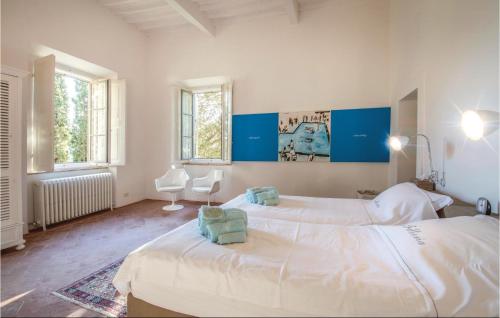 ラーリにあるLa Fattoria Di Lariのベッドルーム1室(ベッド2台、窓2つ付)