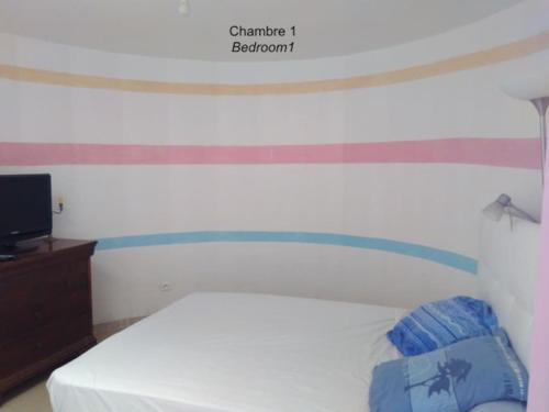 une chambre avec un lit et une télévision dans l'établissement T2: 45m2 :4 places :indépendant dans villa, à Hyères