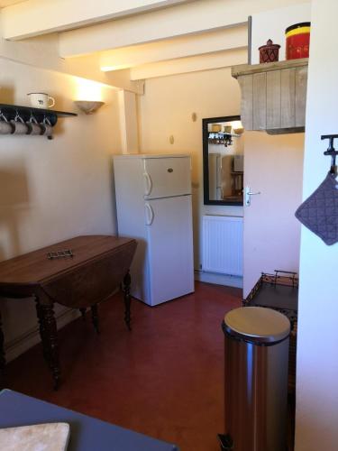 Il comprend une cuisine équipée d'un réfrigérateur et d'une table. dans l'établissement Gîte tournesol, à Gargas