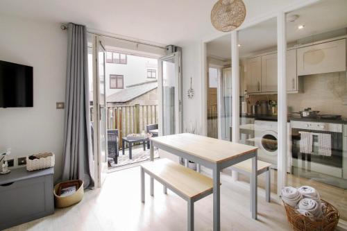 uma cozinha e sala de estar com uma mesa e uma sala de jantar em Apartments in the heart of Penzance em Penzance
