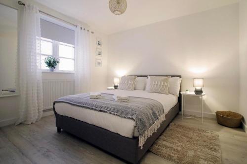 um quarto com uma cama grande e uma janela em Apartments in the heart of Penzance em Penzance