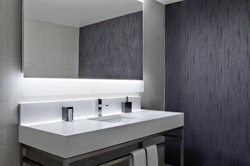 bagno con lavandino bianco e specchio di New York Marriott Marquis a New York