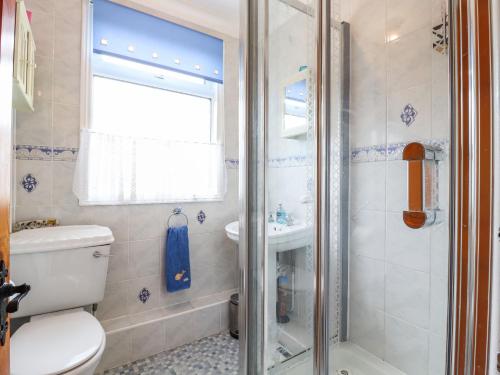 ein Bad mit einer Dusche, einem WC und einem Waschbecken in der Unterkunft 21 Crossways in Clacton-on-Sea