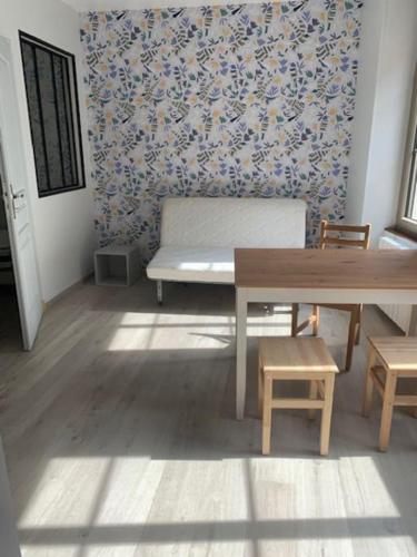 a living room with a table and a couch at AU COEUR DE LA PUISAYE TOUT PRES DE GUEDELON in Saint-Amand-en-Puisaye