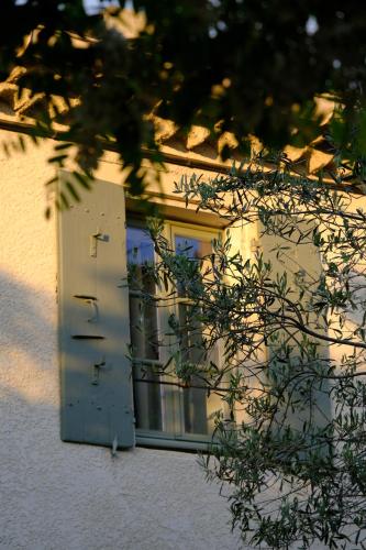 a window on the side of a building at Domaine Le Bois Des Dames in Chantemerle-lès-Grignan