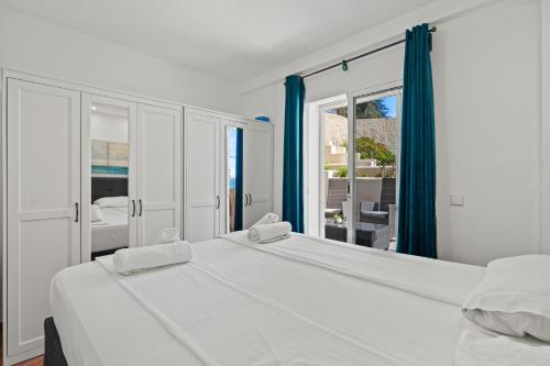 Sitio de CalahondaにあるBeachfront Calahonda apartmentの白いベッドルーム(大型ベッド1台、窓付)