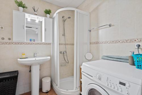 Sitio de CalahondaにあるBeachfront Calahonda apartmentのバスルーム(洗濯機、シンク付)