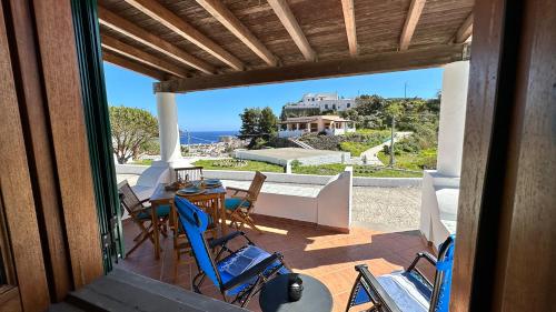 d'un balcon avec une table et des chaises et une vue sur l'océan. dans l'établissement Villa la Milanina, à Lipari