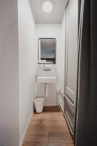 Un baño de No8 Boutique Hotel - self check in