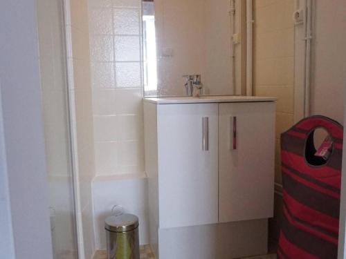 een kleine badkamer met een wastafel en een douche bij Maison La Guérinière, 2 pièces, 4 personnes - FR-1-224B-727 in La Guérinière