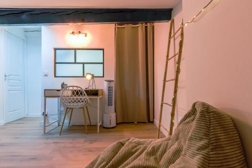 Cette chambre dispose d'un bureau, d'une chaise et d'une fenêtre. dans l'établissement Romantique Duplex au pied de la cité, à Carcassonne