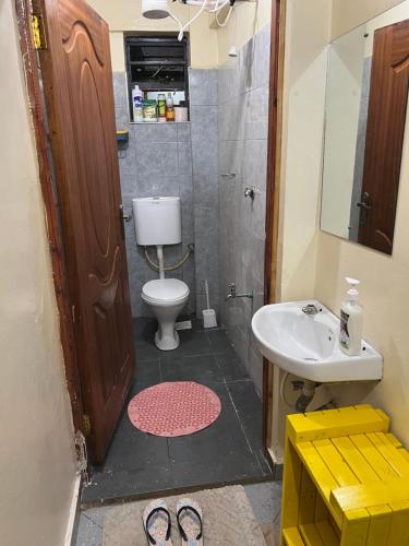 Cozy 1br apartment in King’ong’o-Nyeri في نيري: حمام مع مرحاض ومغسلة