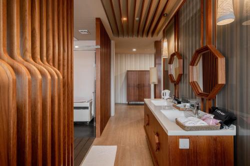 a bathroom with a sink and a mirror at Tian Xia Ju Motel in Yilan City