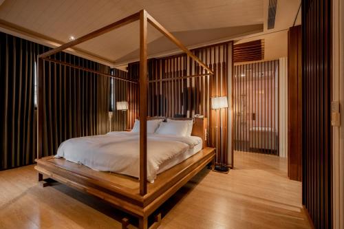 Una cama o camas en una habitación de Tian Xia Ju