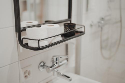 Un baño de No8 Boutique Hotel - self check in