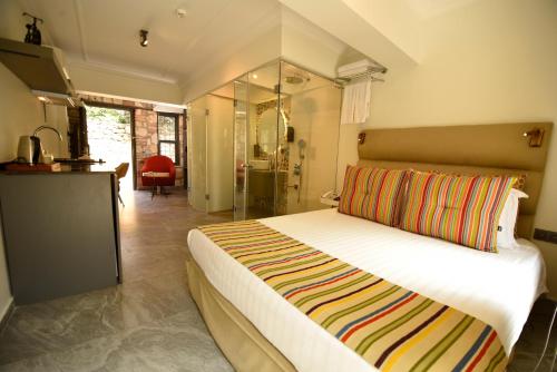 - une chambre dotée d'un lit avec un oreiller rayé coloré dans l'établissement Chic Garden Flat with Patio near Hadrian's Gate, à Antalya