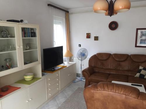 TV a/nebo společenská místnost v ubytování Sirály Apartman