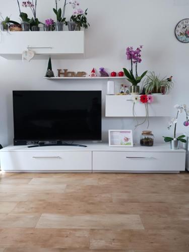 een wit entertainmentcentrum met een flatscreen-tv bij IL CUORE DEL CONERO - CASALE CON PISCINA, Natura e Relax in Camerano