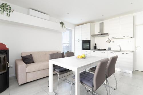 eine Küche und ein Wohnzimmer mit einem weißen Tisch und Stühlen in der Unterkunft Apartment Baricevic in Opatija