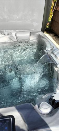 a bath tub filled with water in the back of a car at Domaine des Vignères in Saint-Maurice-de-Tavernole