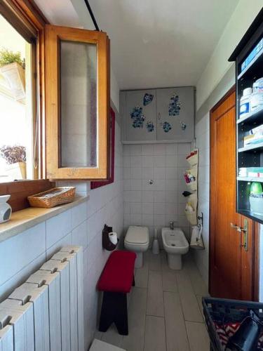 La petite salle de bains est pourvue de toilettes et d'un lavabo. dans l'établissement Terratetto Montelupo Fiorentino, à Montelupo Fiorentino