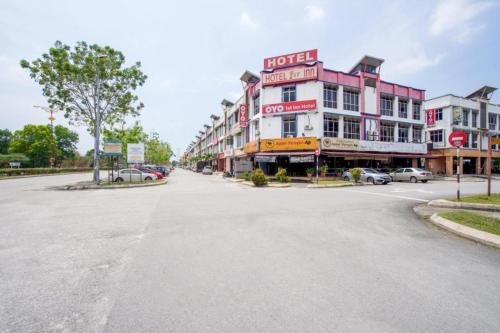 an empty street in front of a building at 1st Inn Hotel Klang Sentral Meru in Klang
