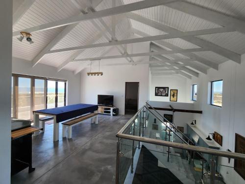 Habitación con mesa de ping pong y suelo de cristal. en Villa Maria, en Dwarskersbos