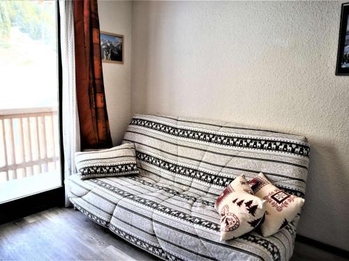 eine Couch in einer Ecke eines Zimmers in der Unterkunft Appartement Auris, 2 pièces, 3 personnes - FR-1-297-40 in Auris