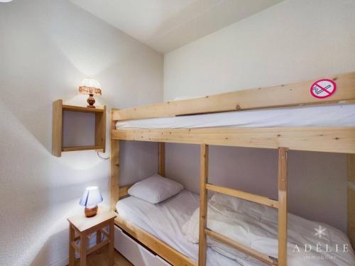 a bedroom with two bunk beds in a room at Studio Montvalezan-La Rosière, 1 pièce, 6 personnes - FR-1-398-500 in La Rosière