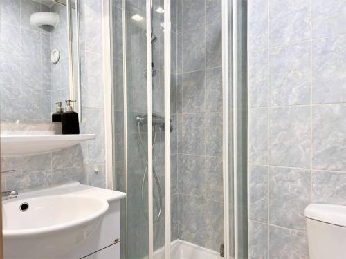 une salle de bain avec une douche, un lavabo et des toilettes dans l'établissement Charmant T2 climatisé, proche plage, 4 couchages - Le Lavandou - FR-1-251-477, au Lavandou