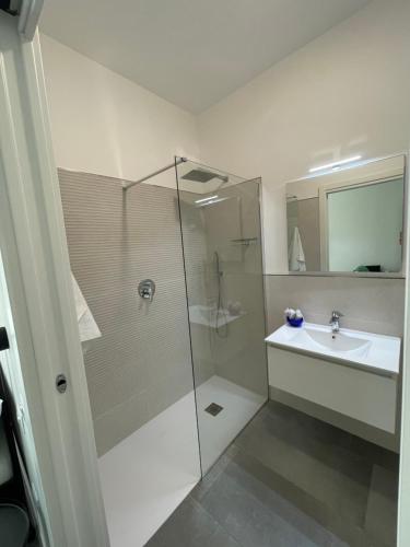 bagno con doccia e lavandino di ViaRiva Rooms a Cagliari