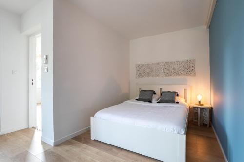 ein Schlafzimmer mit einem weißen Bett mit zwei Kissen in der Unterkunft Superbe T2 pour 4 pers dans Villa, coté Piscine in Cassis
