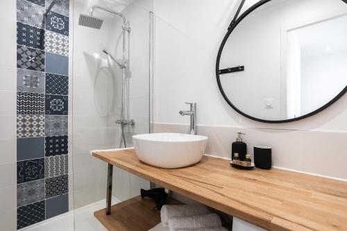 ein Bad mit einem Waschbecken und einem Spiegel in der Unterkunft Superbe T2 pour 4 pers dans Villa, coté Piscine in Cassis